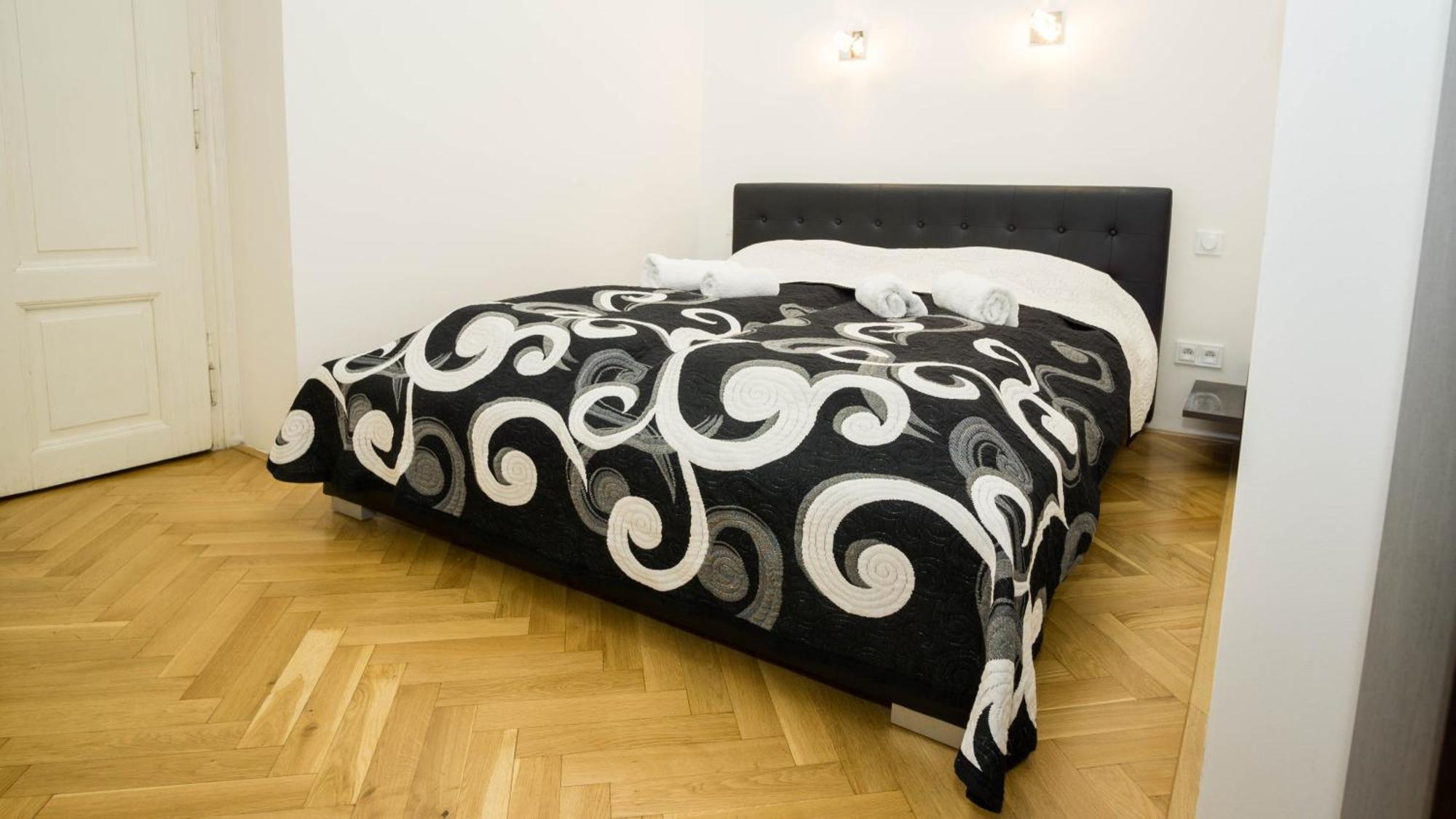 Black & White By Wenceslas Square And Muzeum Appartement