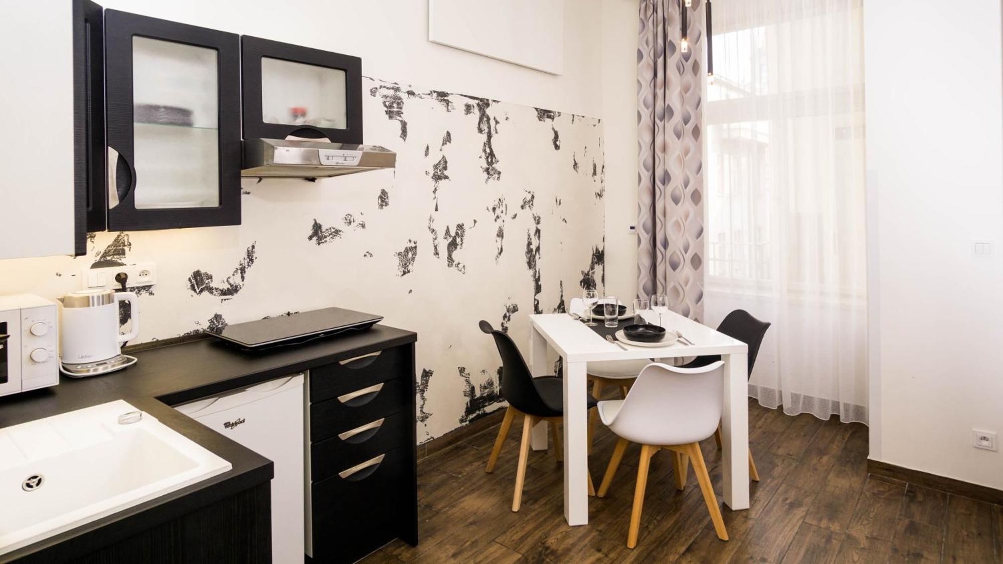 Black & White By Wenceslas Square And Muzeum Appartement Prague