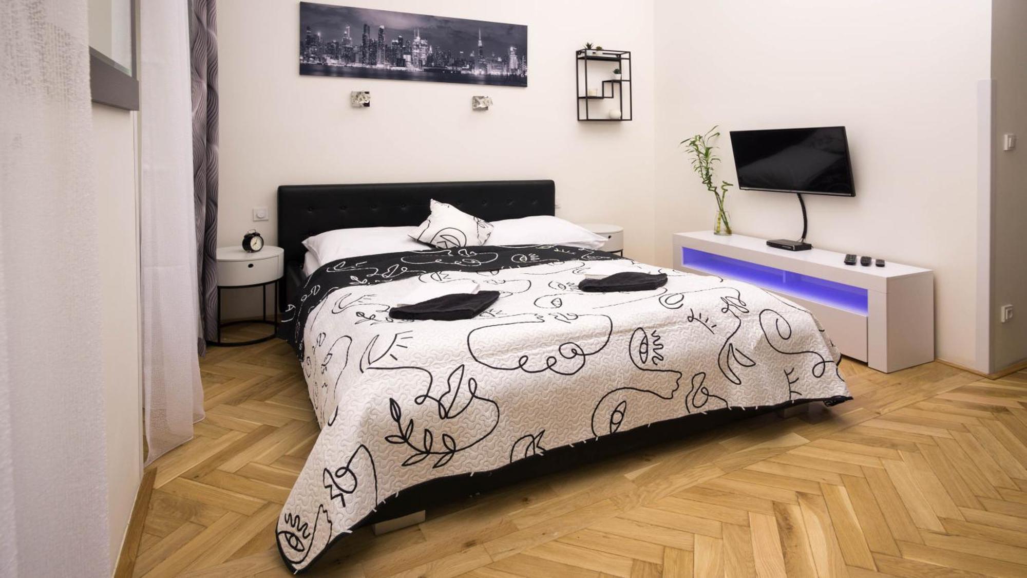 Black & White Apartment Prague By Wenceslas Square And Muzeum * Praga