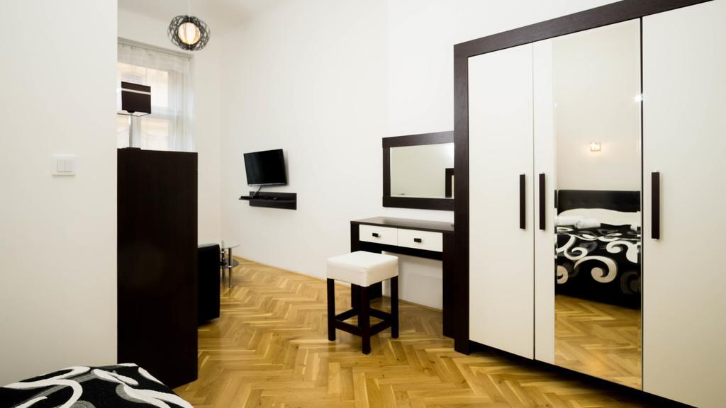 Black & White Apartment Prague By Wenceslas Square And Muzeum Apartamento *