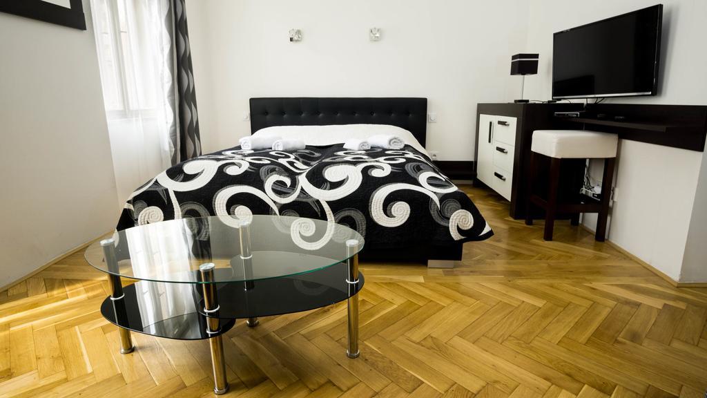 Black & White Apartment Prague By Wenceslas Square And Muzeum Praga